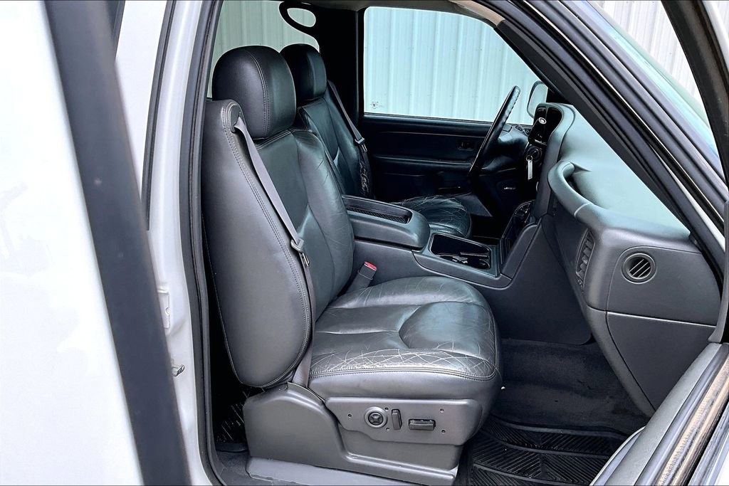 Used 2004 Chevrolet Avalanche Z66 w/ Sun And Sound Package RWD image 10