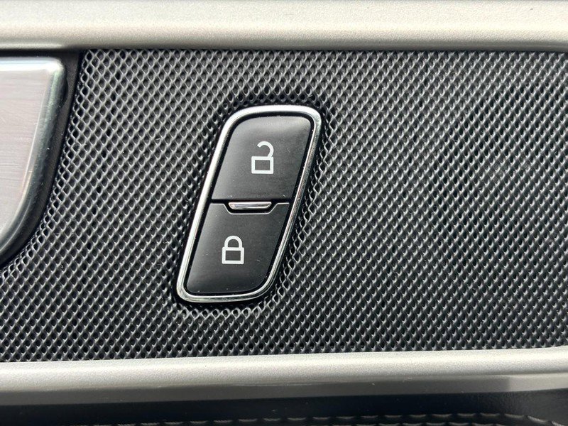 Used 2022 Ford Explorer XLT image 28