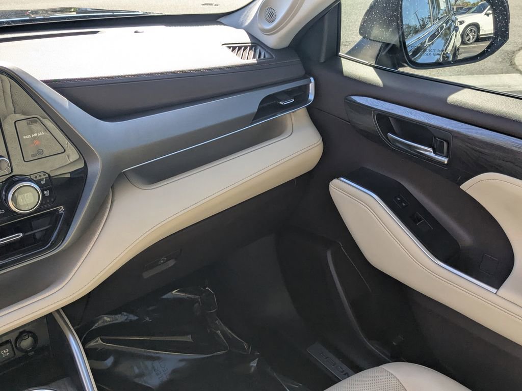 Used 2021 Toyota Highlander Limited image 4