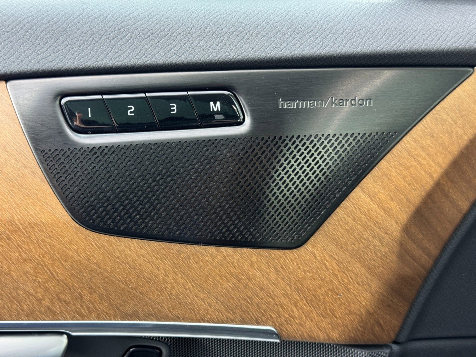 Used 2024 Volvo XC90 T8 Plus w/ Protection Package Premier image 18