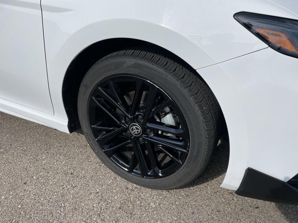 Used 2025 Toyota Camry SE image 3