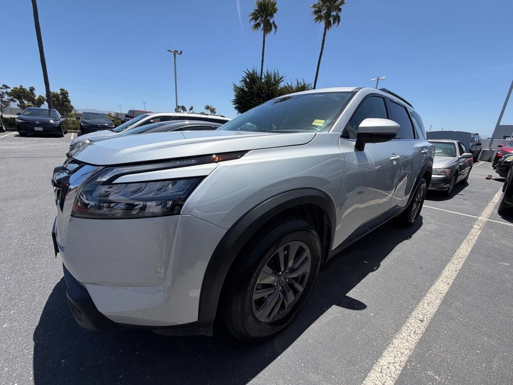 Used 2025 Nissan Pathfinder SV FWD image 3