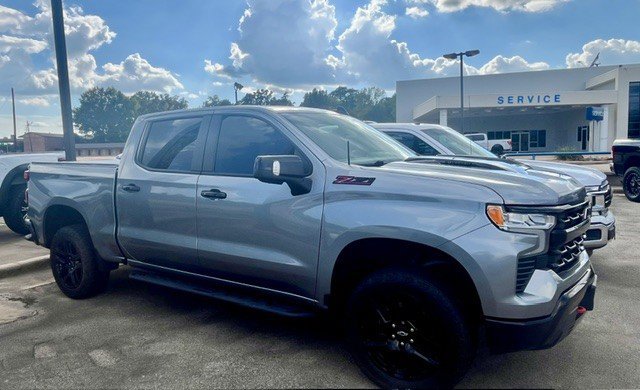Used 2023 Chevrolet Silverado 1500 LT Trail Boss w/ LT Trail Boss Premium Package AWD/4WD image 2