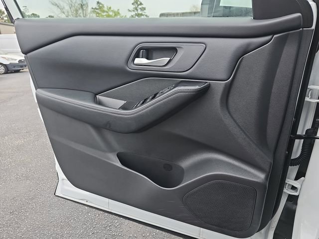 Used 2025 Nissan Rogue SV image 31