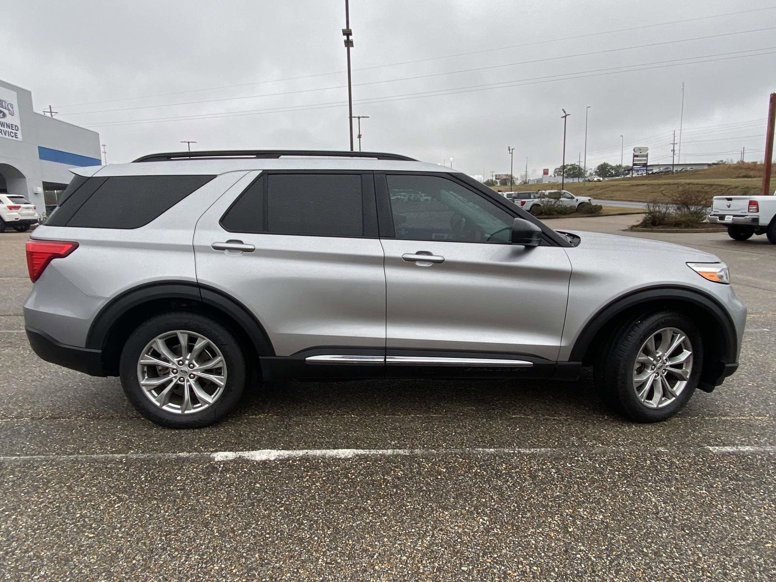 Used 2021 Ford Explorer XLT w/ Equipment Group 202A image 8