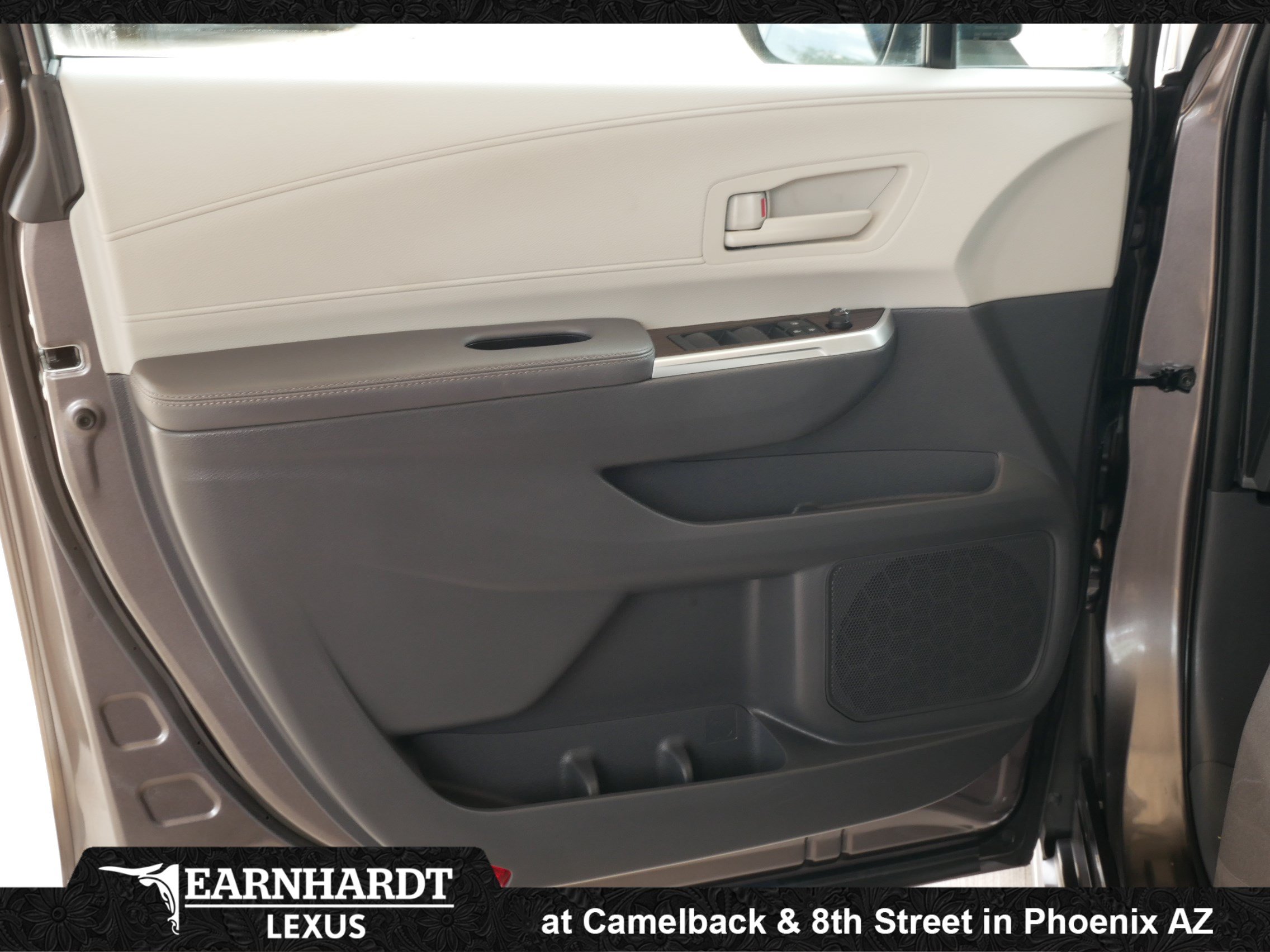 Used 2023 Toyota Sienna LE FWD image 6