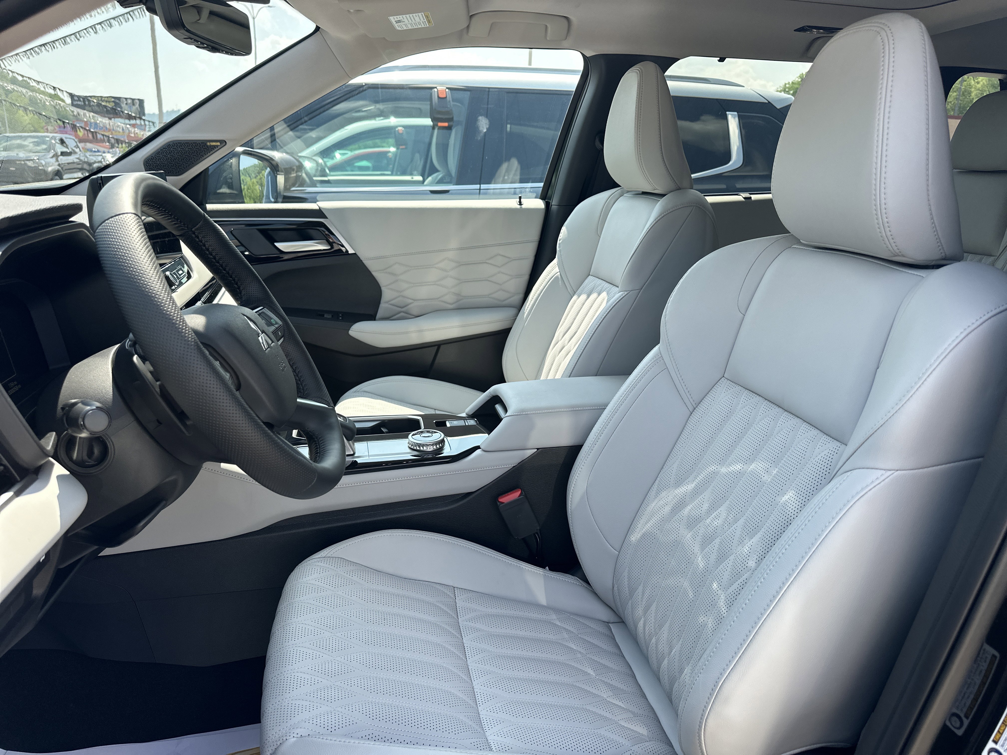 Used 2025 Mitsubishi Outlander AWD image 21
