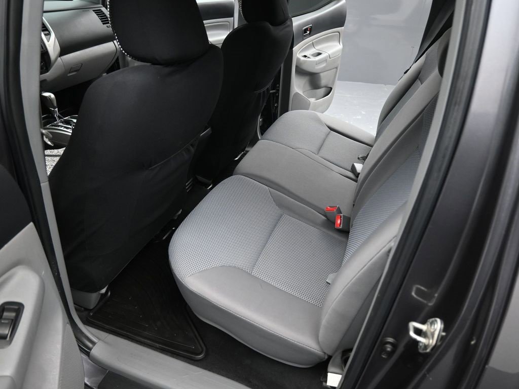 Used 2015 Toyota Tacoma Base image 25