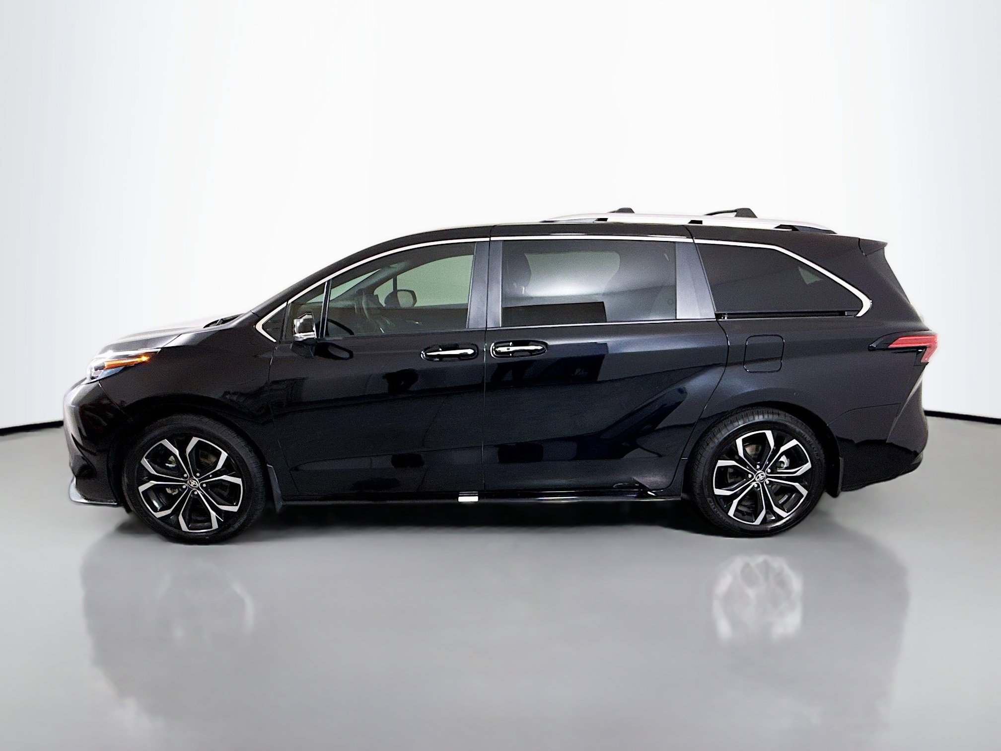 Used 2025 Toyota Sienna Platinum FWD image 4