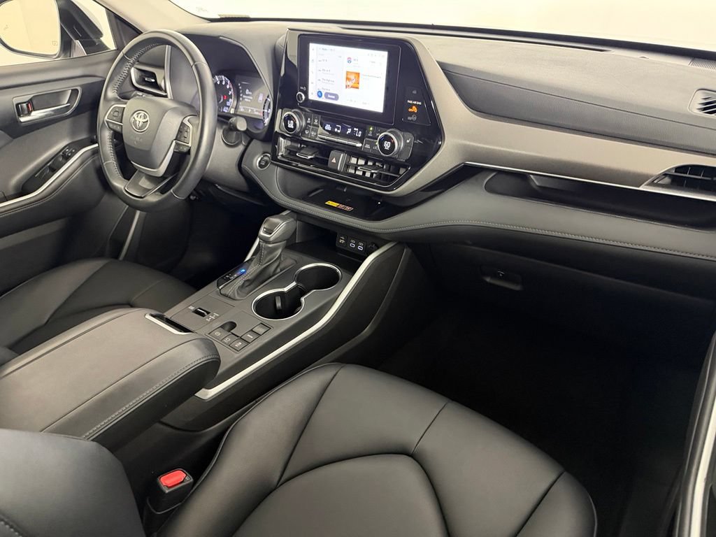 Used 2025 Toyota Highlander XLE FWD image 13