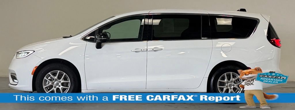 Used 2024 Chrysler Pacifica Touring FWD image 2