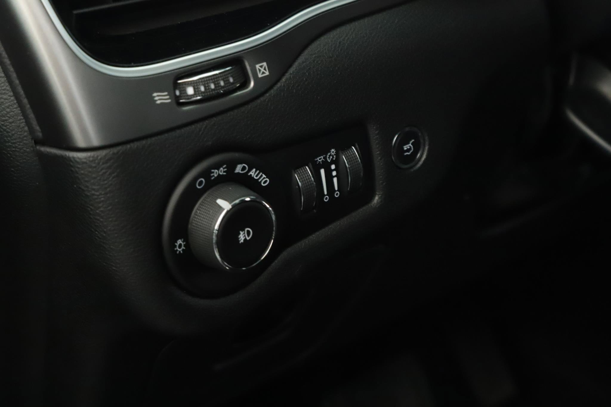 Used 2019 Jeep Cherokee Limited w/ Luxury Group image 9