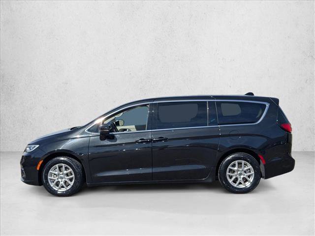 Used 2023 Chrysler Pacifica Touring-L image 9