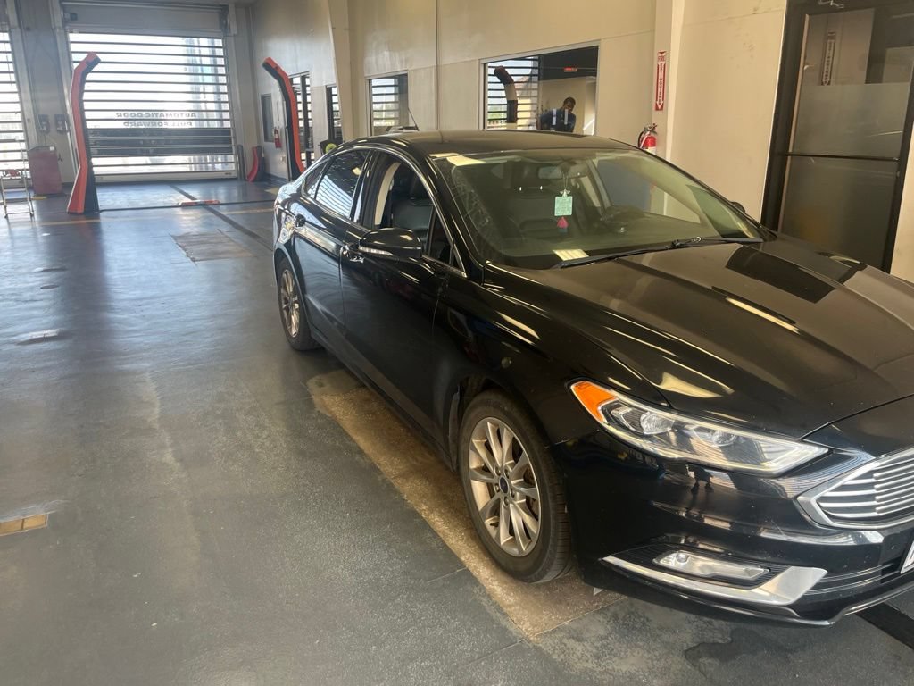 Used 2017 Ford Fusion SE w/ Fusion SE Technology Package FWD image 1