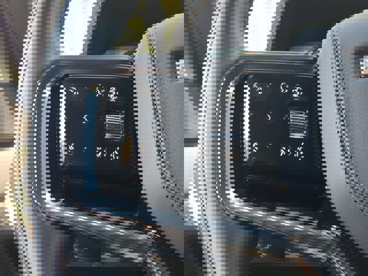 Used 2025 Land Rover Range Rover Sport SE image 26