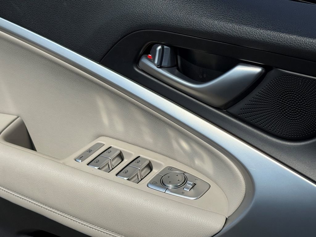 Used 2023 Genesis G70 2.0T image 33