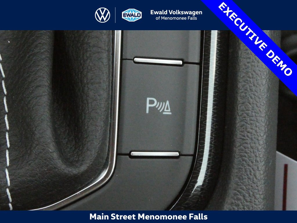 Used 2025 Volkswagen Taos SE image 16