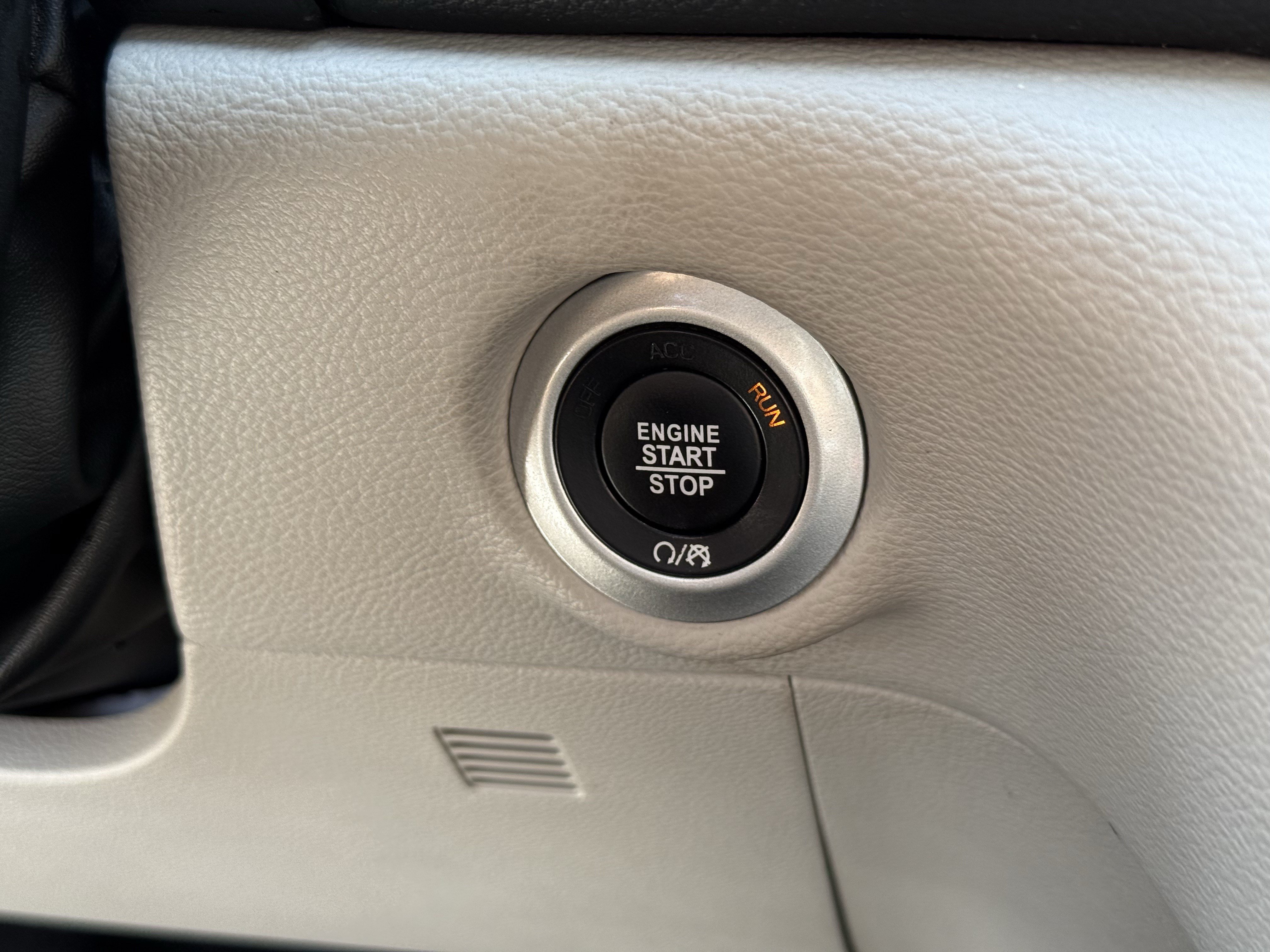 Used 2023 Chrysler Pacifica Touring-L FWD image 24