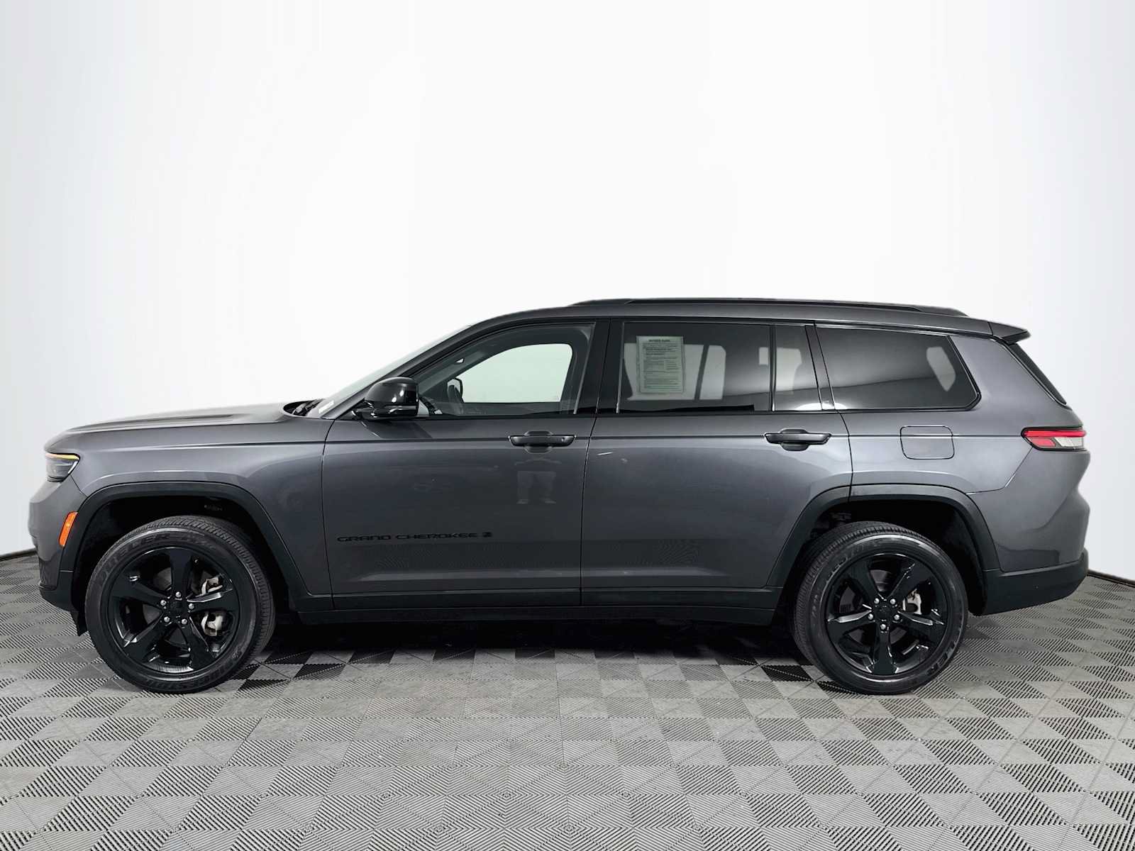 Used 2023 Jeep Grand Cherokee L Altitude AWD/4WD image 8