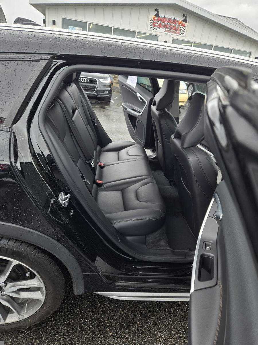 Used 2016 Volvo V60 T5 Cross Country image 15