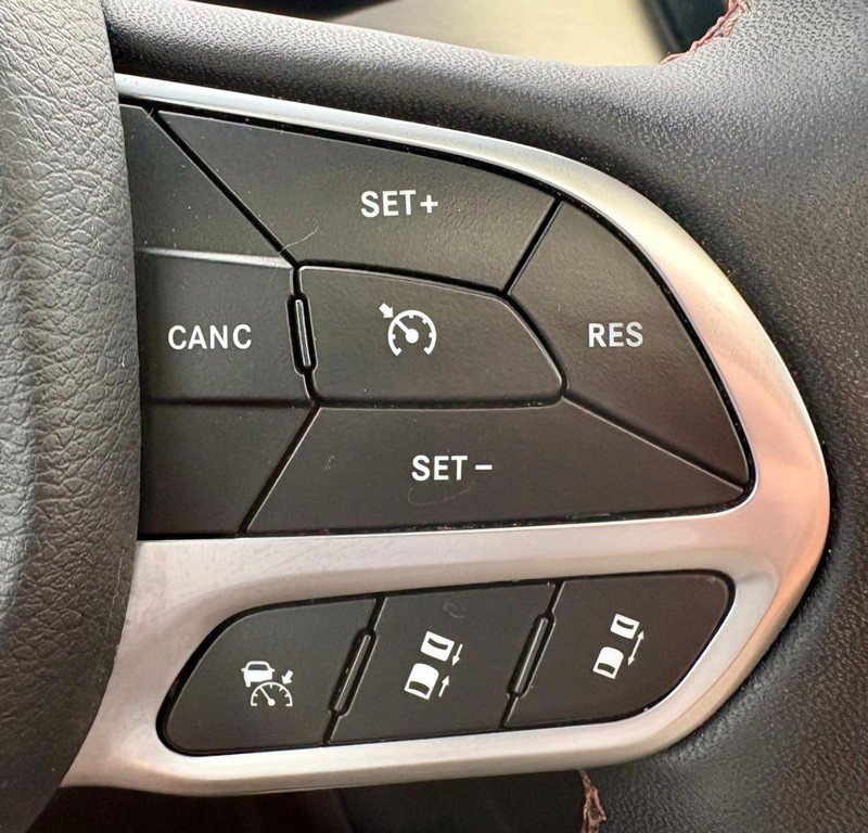 Used 2025 Chrysler Pacifica Pinnacle FWD image 24