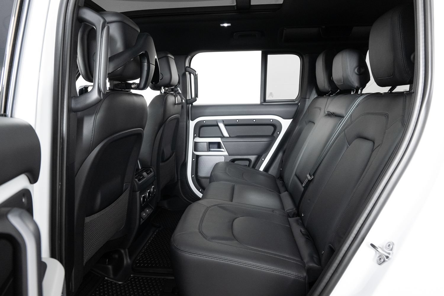 Used 2024 Land Rover Defender 110 SE AWD/4WD image 17