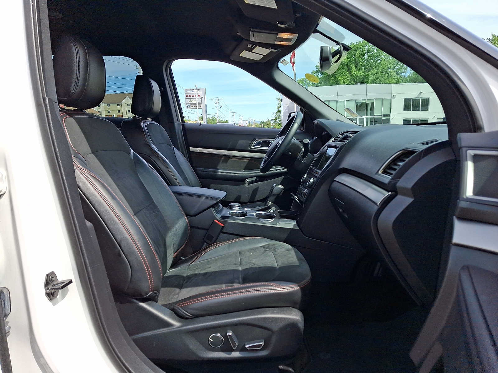 Used 2018 Ford Explorer XLT w/ Equipment Group 202A AWD/4WD image 16