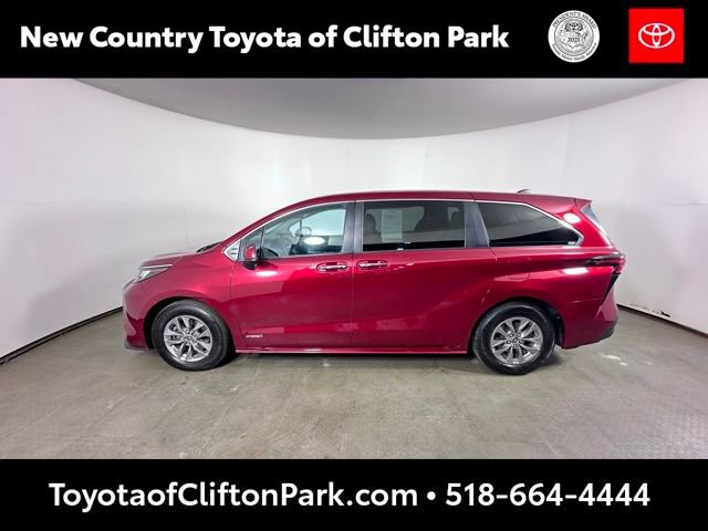 Used 2021 Toyota Sienna XLE image 6
