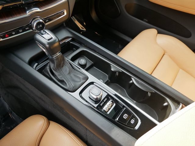 Used 2019 Volvo XC60 T5 Momentum w/ Multimedia Package AWD/4WD image 23