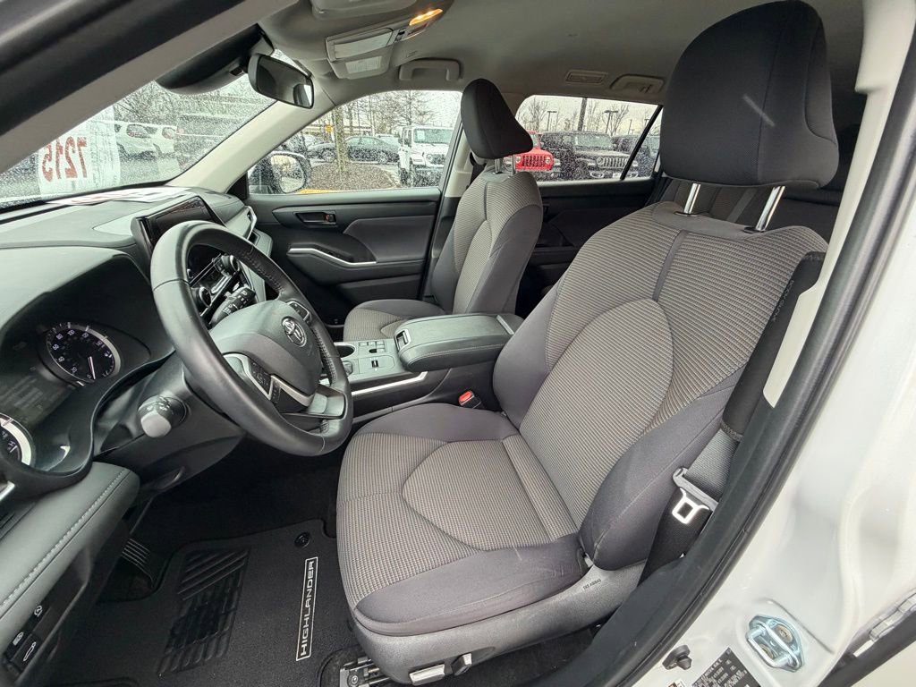 Used 2024 Toyota Highlander LE image 20