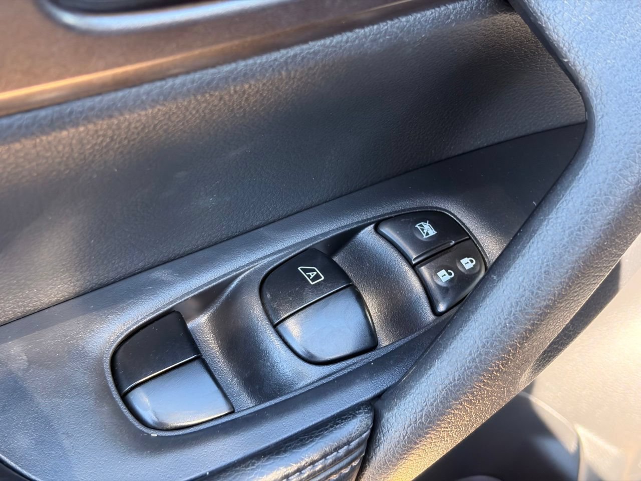 Used 2015 Nissan Rogue SV FWD image 20