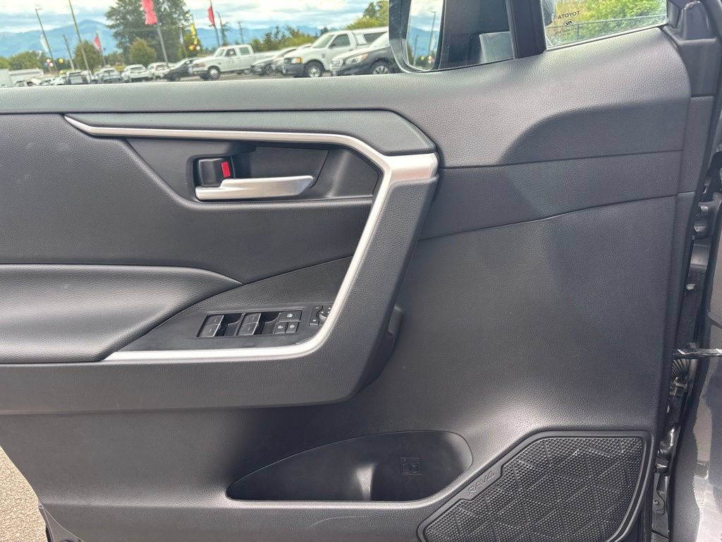 Used 2025 Toyota RAV4 XLE FWD image 27