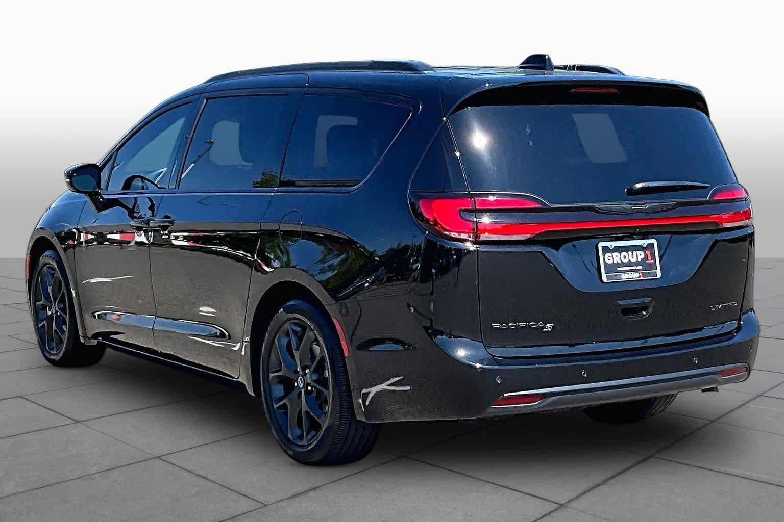 Used 2026 Chrysler Pacifica Limited w/ Uconnect Theater Family Group FWD image 11