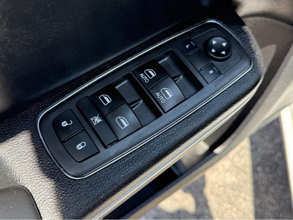 Used 2020 Dodge Charger SXT w/ Leather Interior Group RWD image 15