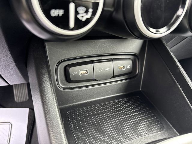 Used 2022 Hyundai Venue Limited image 17