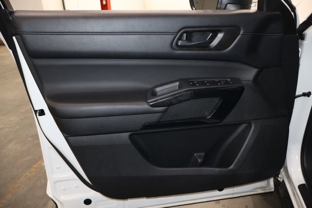 Used 2024 Nissan Pathfinder SV image 12