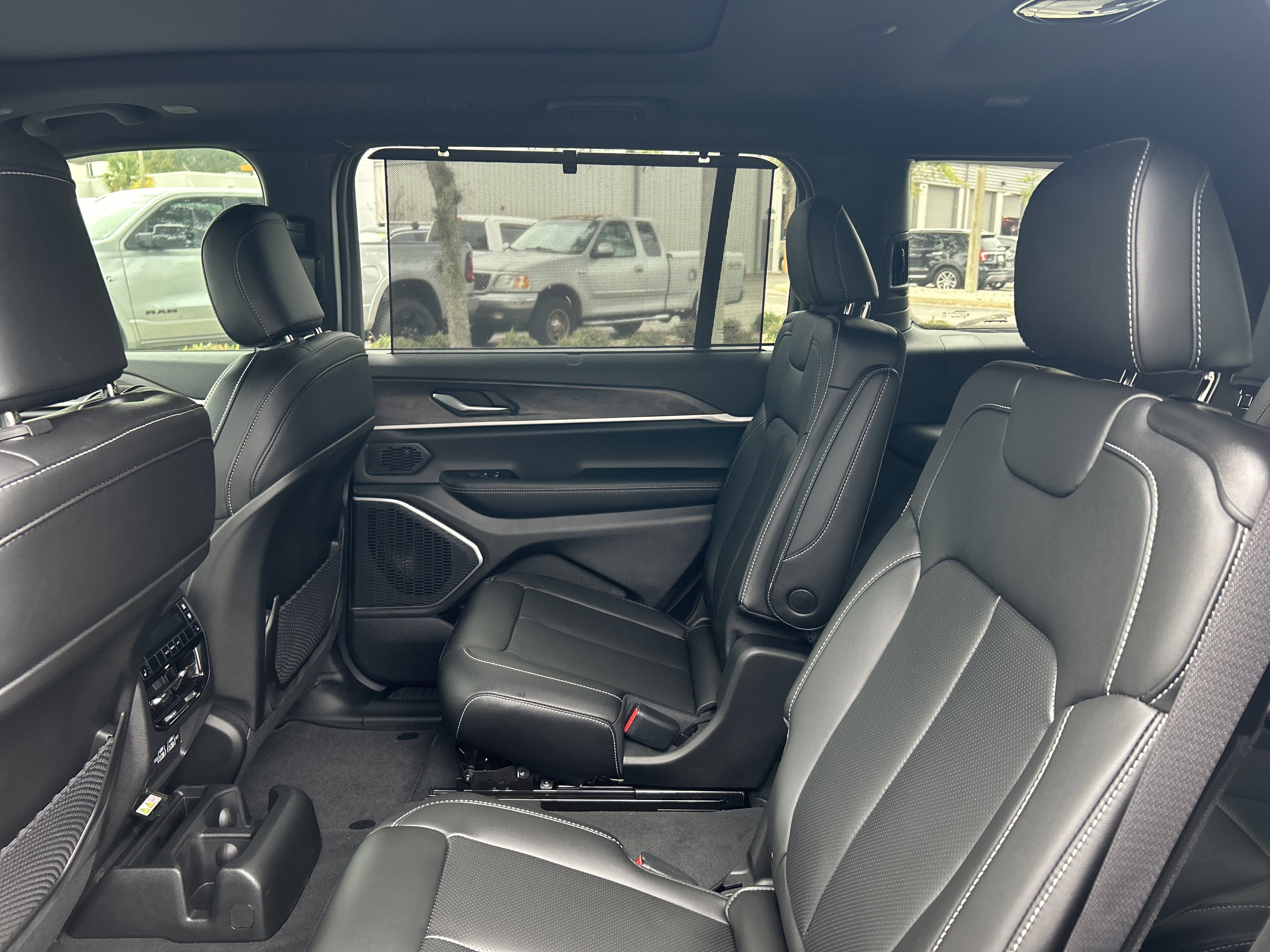 New 2025 Jeep Grand Cherokee L Limited w/ Luxury Tech Group II image 40