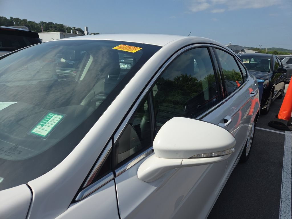 Used 2015 Ford Fusion SE w/ Equipment Group 202A FWD image 9