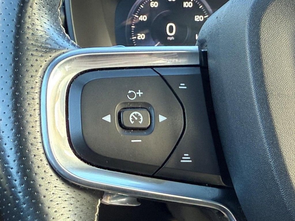 Used 2020 Volvo XC40 T5 R-Design w/ Protection Package Premier image 14