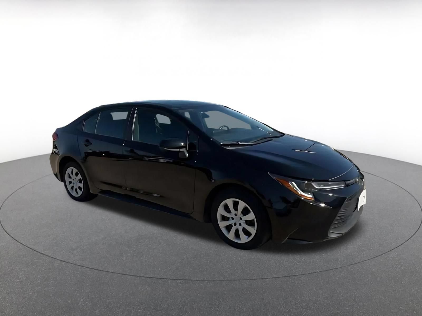 Used 2025 Toyota Corolla LE FWD image 2