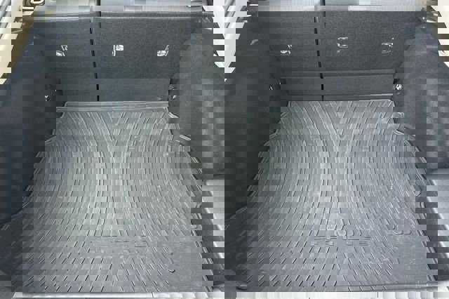 Used 2025 Toyota Prius LE FWD image 17