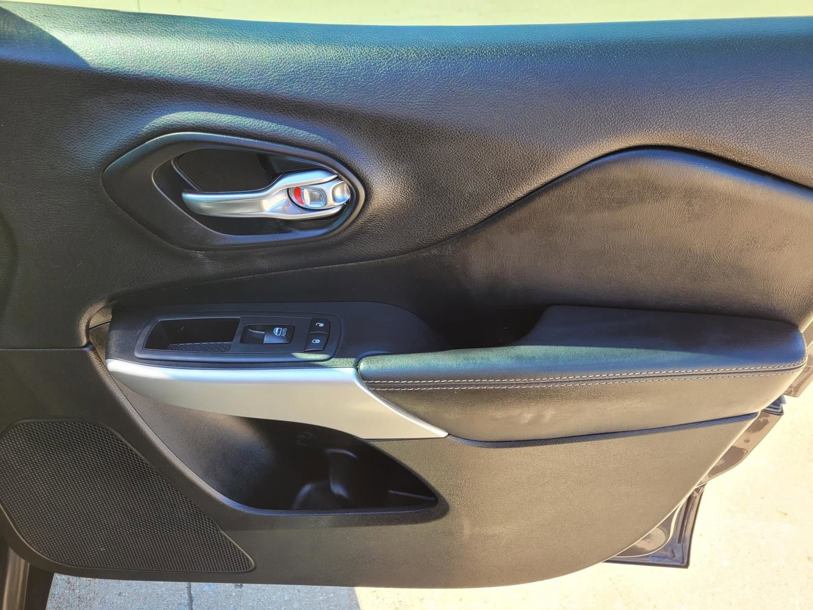 Used 2018 Jeep Cherokee Latitude Plus FWD image 7