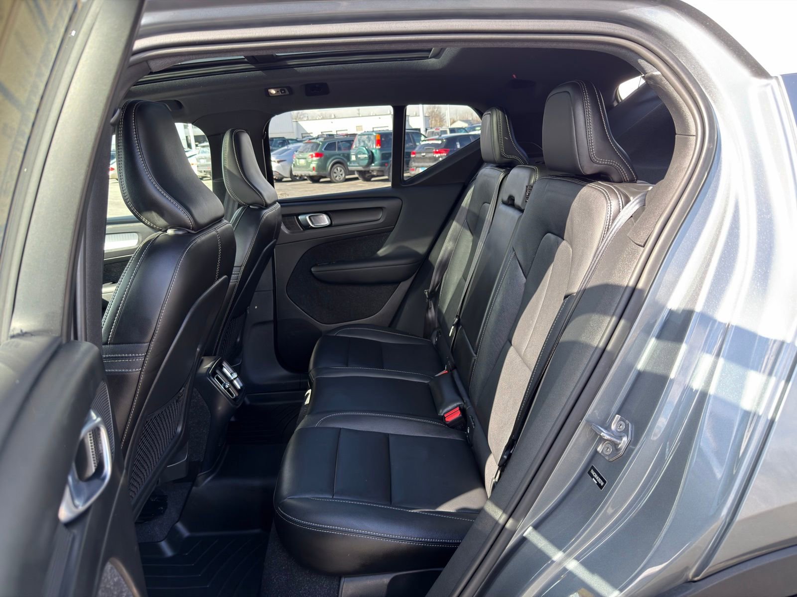 Used 2019 Volvo XC40 T4 Momentum image 29