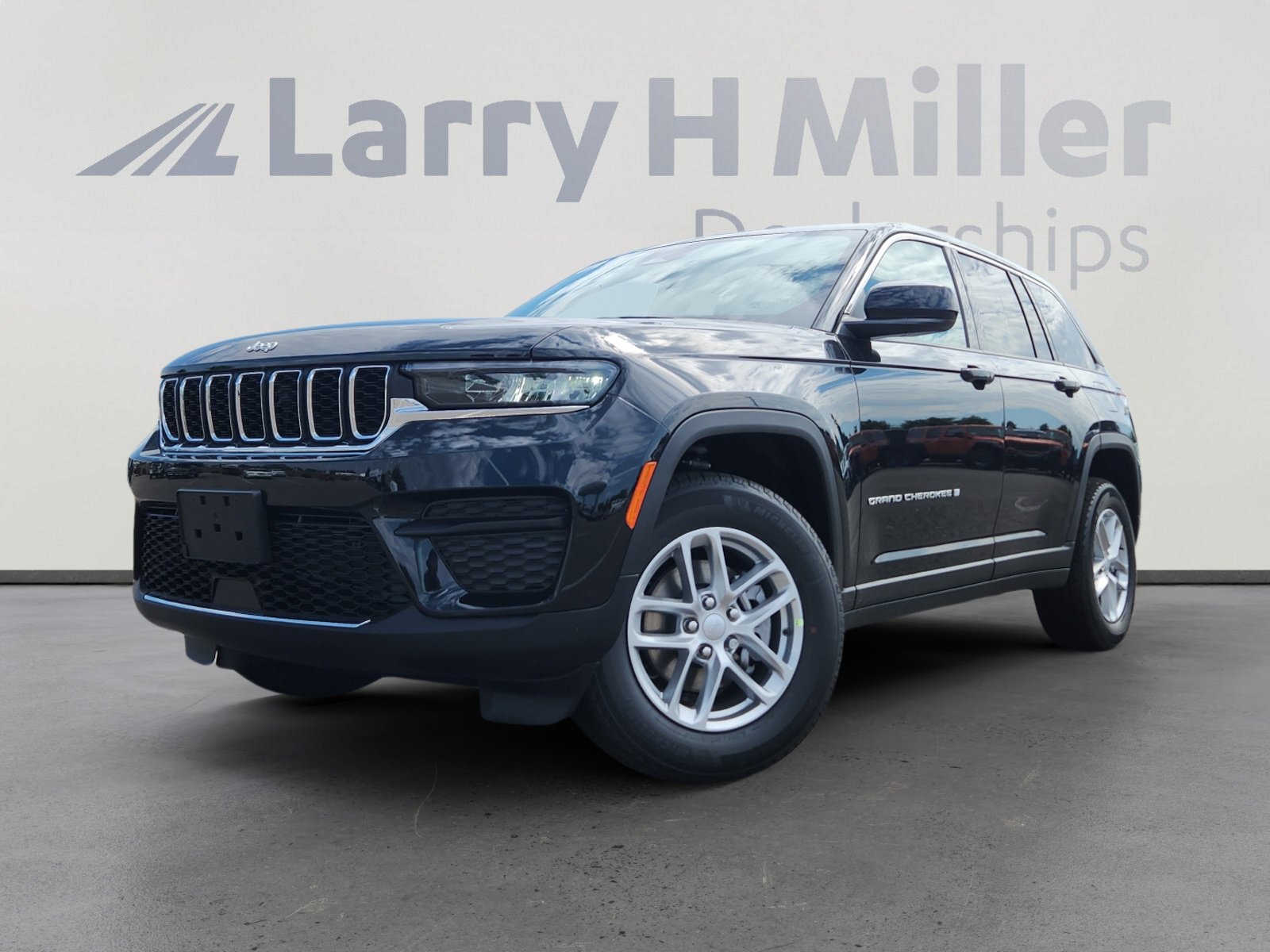 New 2025 Jeep Grand Cherokee Laredo X w/ Luxury Tech Group I AWD/4WD image 1