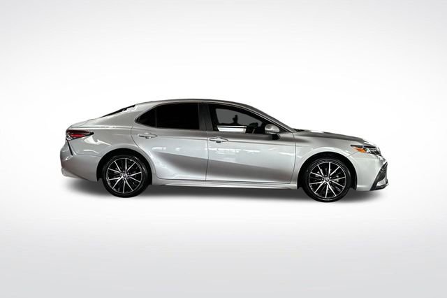 Used 2022 Toyota Camry SE image 3