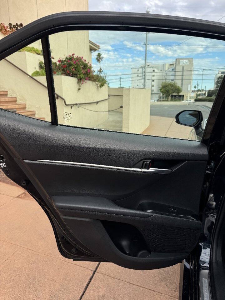 Used 2018 Toyota Camry LE FWD image 11