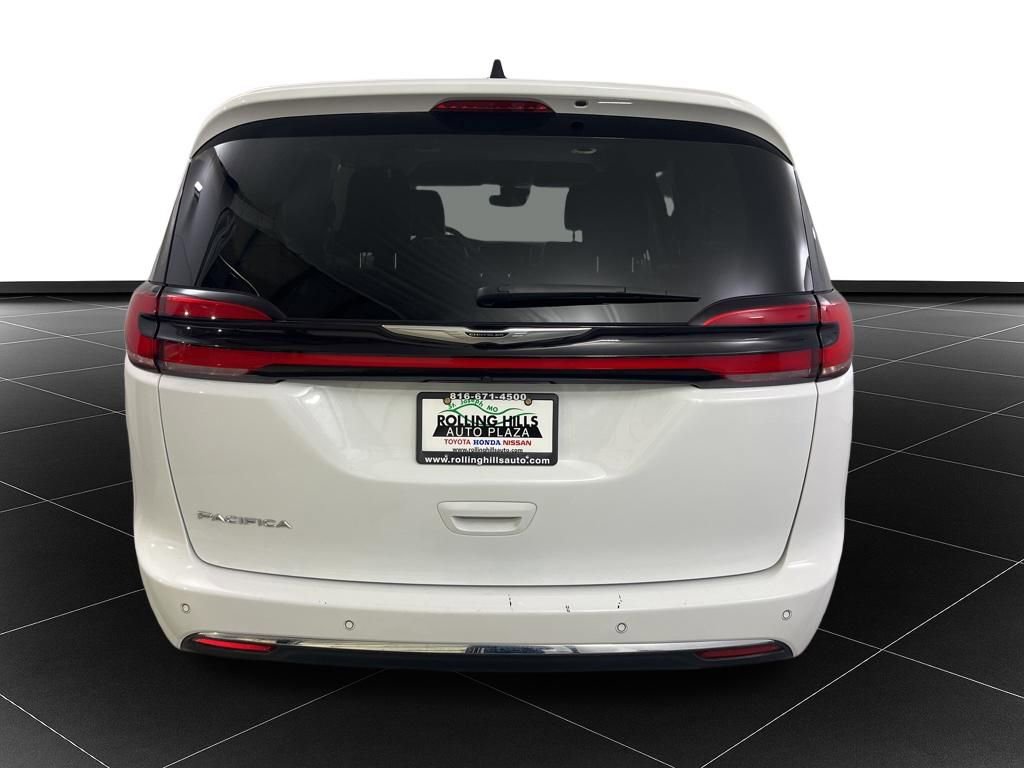 Used 2024 Chrysler Pacifica Touring-L image 4