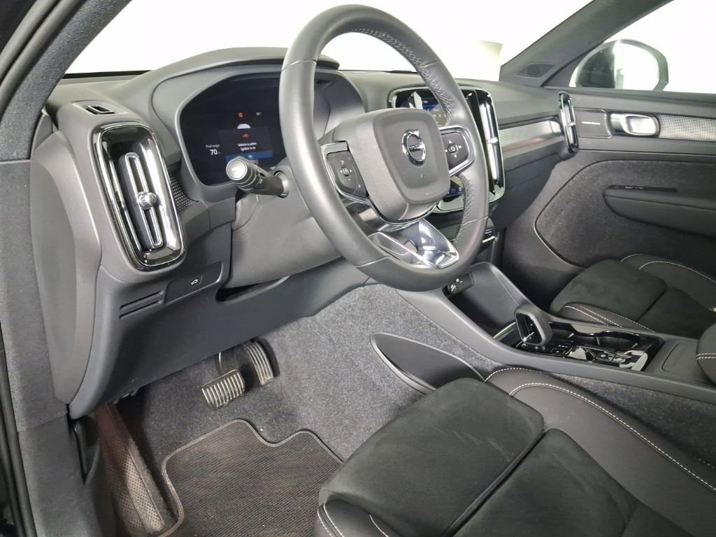 Certified 2025 Volvo XC40 B5 Plus AWD/4WD image 20