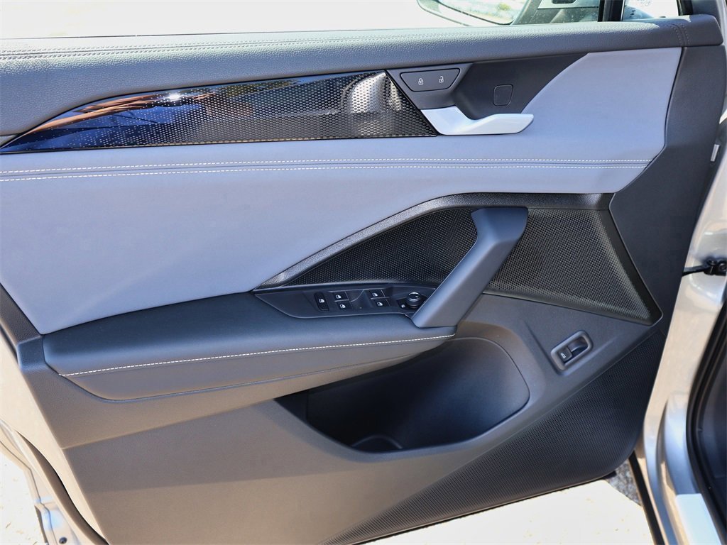 New 2025 Volkswagen Tiguan SE image 14