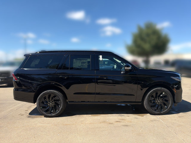 New 2026 Lincoln Navigator Reserve w/ Jet Appearance Package AWD/4WD image 4